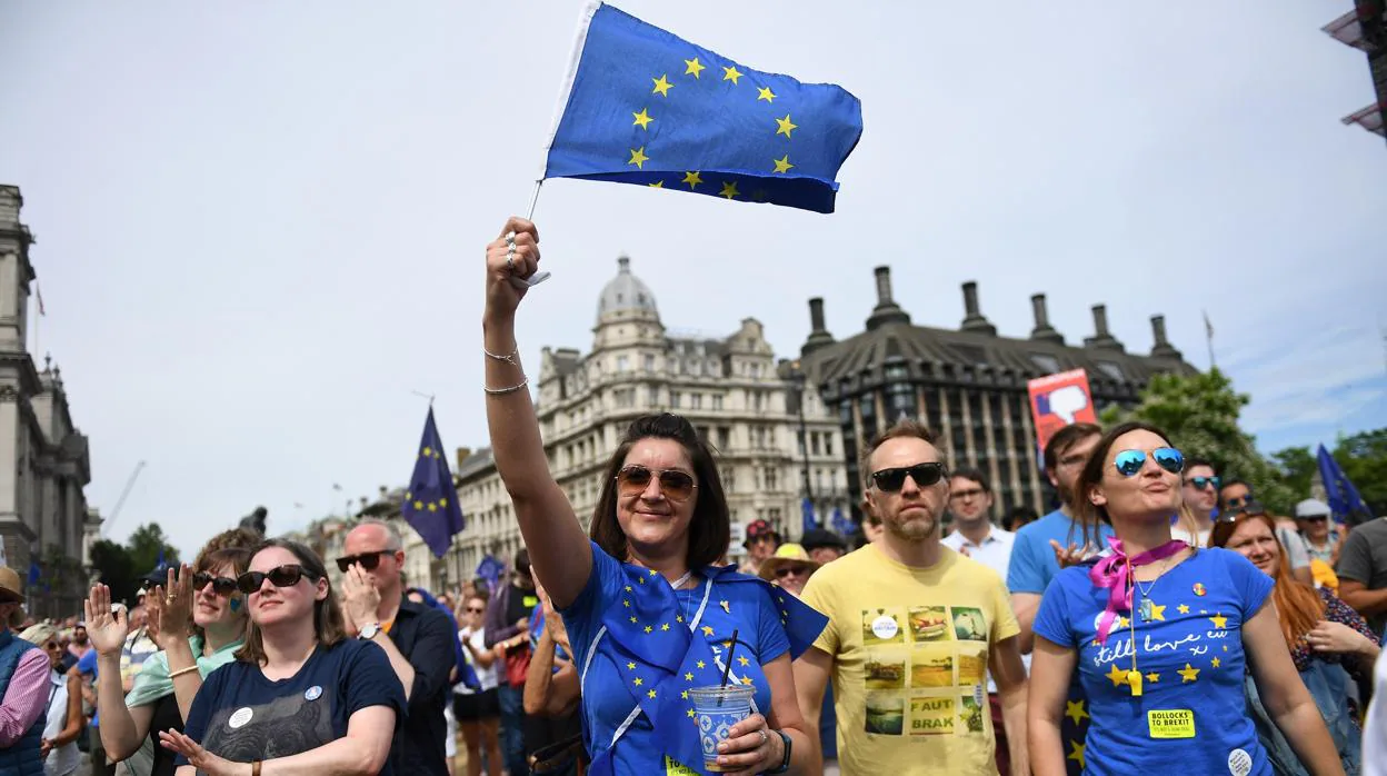Un manifestante a favor de la UE agita una bandera europea durante una manifestación anti-Brexit en la Plaza del Parlamento en Londres, Gran Bretaña, el 23 de junio de 2018