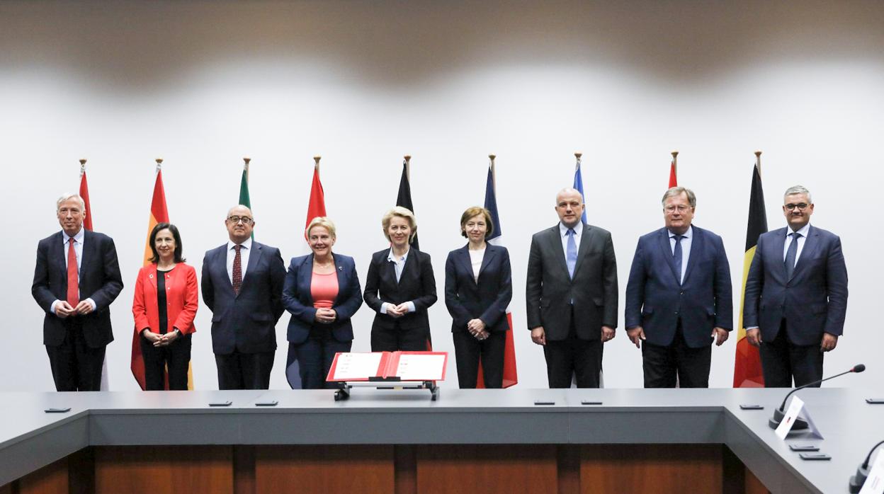 Foto de familia de los firmantes. La segunda por la izquierda, la ministra española de Defensa, Margarita Robles