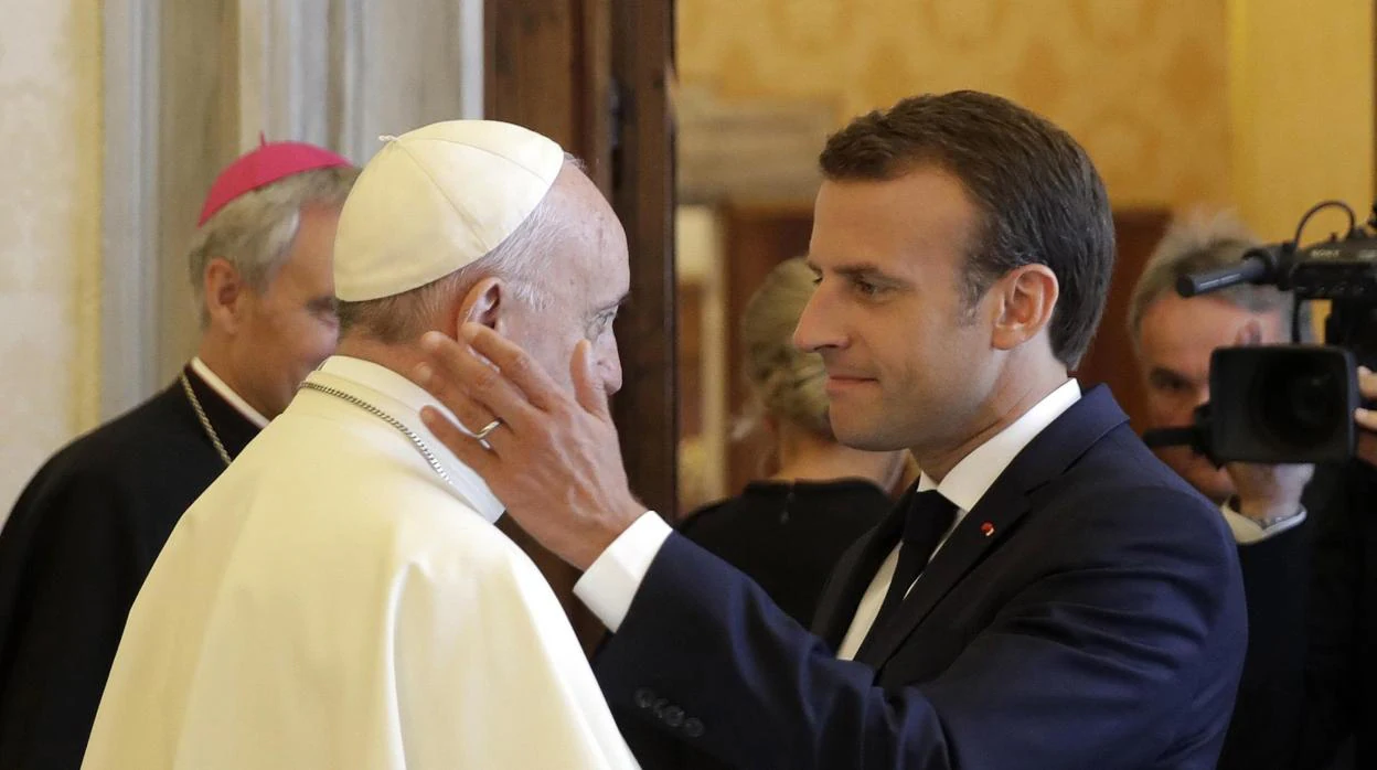 El presidente francés, Emmanuel Macron (d), estrecha la mano al papa Francisco al finalizar su audiencia privada en el Vaticano, hoy, 26 de junio de 2018