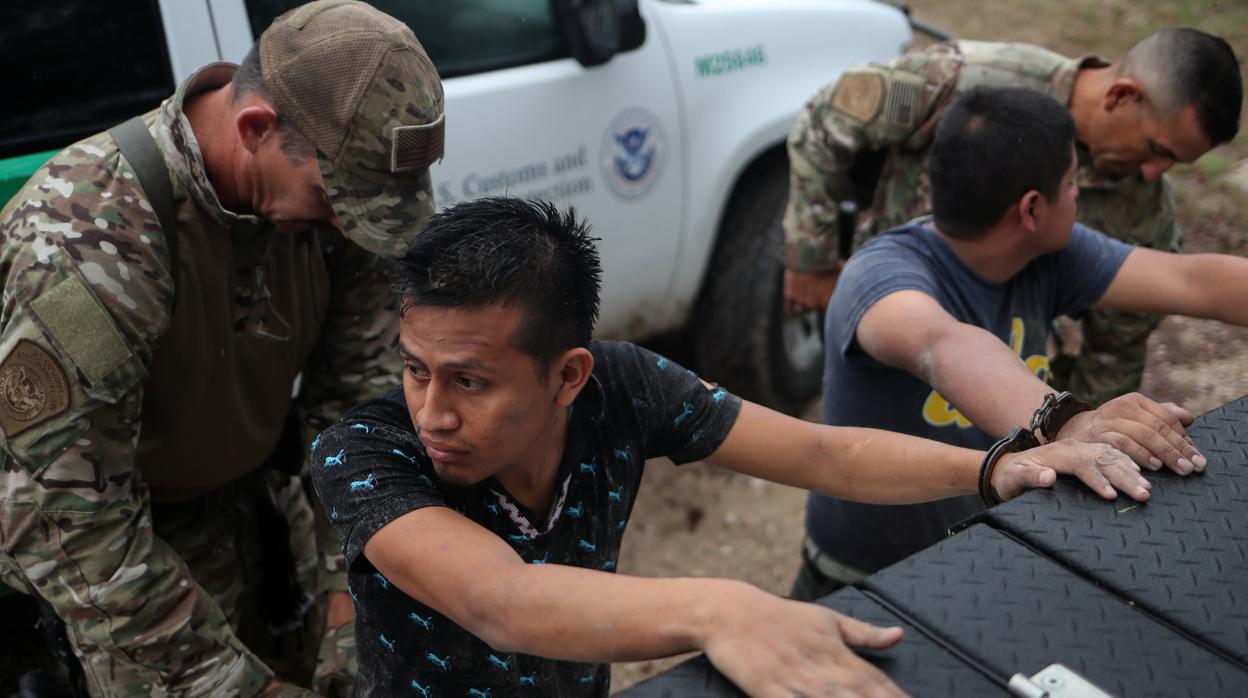 Una patrullla fronteriza detiene a inmigrantes guatemaltecos en Texas
