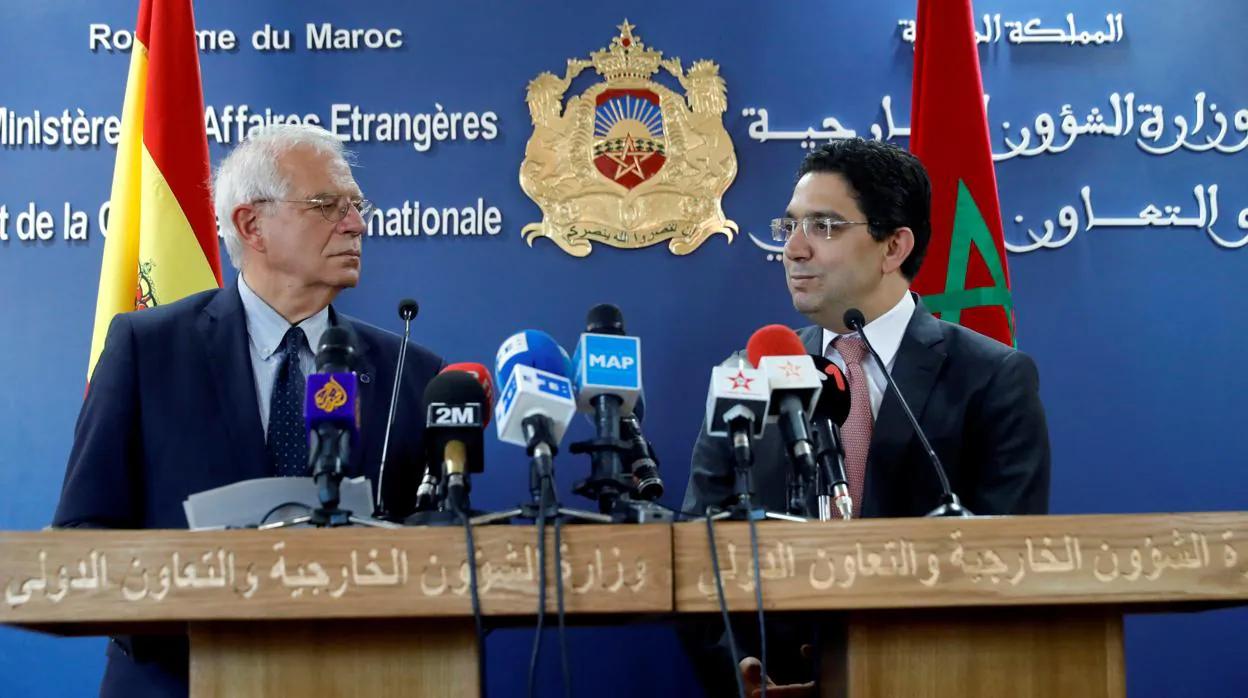 Josep Borrell, junto al ministro marroquí de Exteriores, Naser Burita, en la rueda de prensa conjunta en Rabat