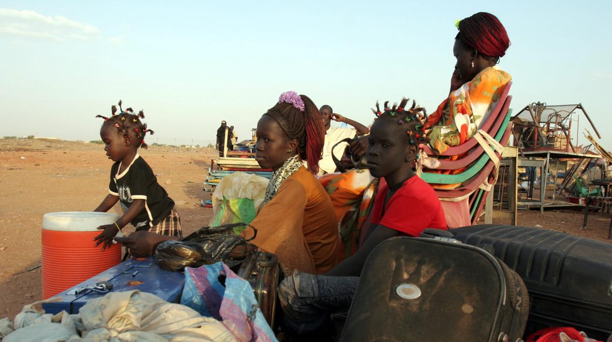 Nativos del sur de Sudán que viven en el este de Jartum esperando para regresar a su lugar de origen