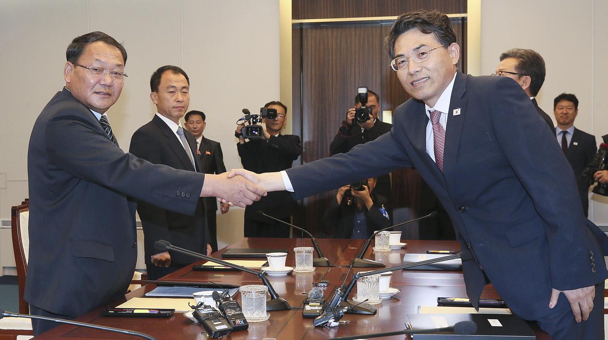 Kim Jeong-ryeol (d), viceministro de Transportes de Corea del Sur, y Kim Yun-hyok (i), viceministro de Ferrocarriles de Corea del Norte, participan en una reunión