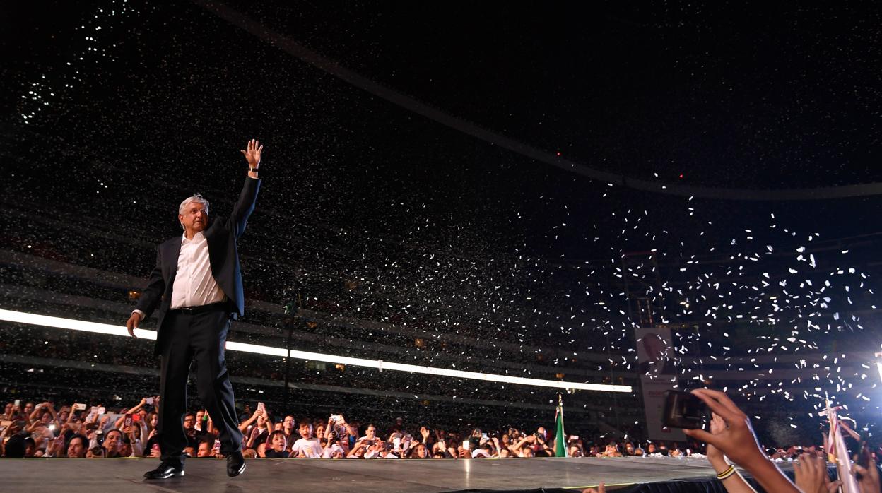 López Obrador en el acto de cierre de campaña en el estadio Azteca de la capital