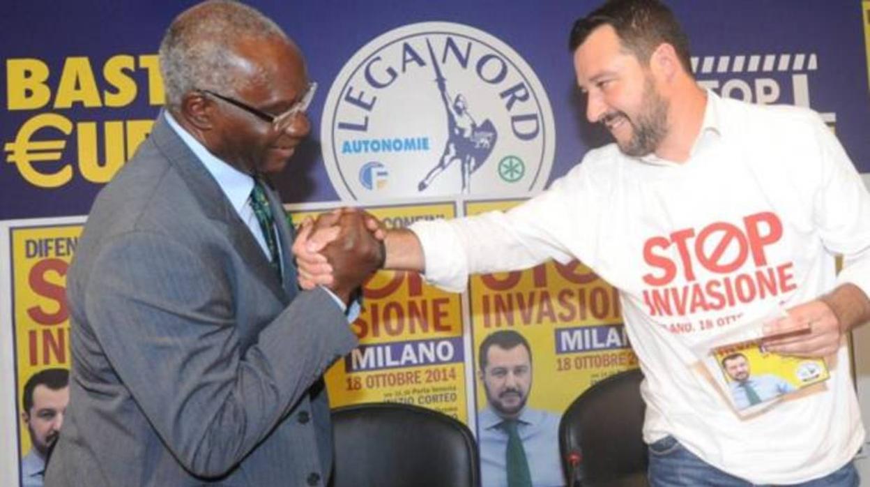 Fotografía de archivo de Toni Iwobi saludando a Matteo Salvini