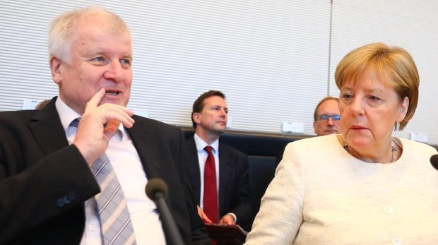 Seehofer y Merkel alcanzan «una solución sostenible» sobre inmigración