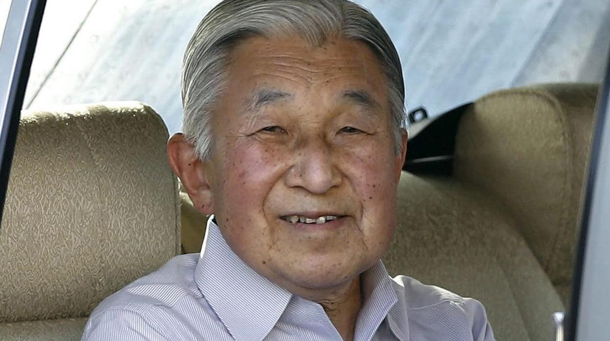 El emperador Akihito de Japón sonríe a su salida de su residencia de invierno en la Hayama