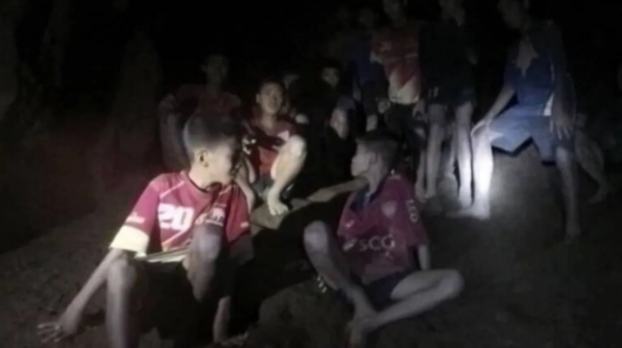 Captura del vídeo grabado por los buzos británicos que localizaron a los niños este lunes