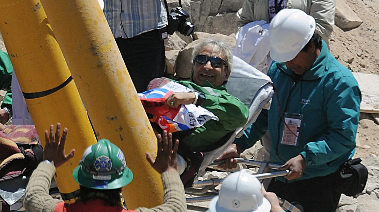 Omar Reygadas, uno de los mineros chilenos, en el momento de su rescate