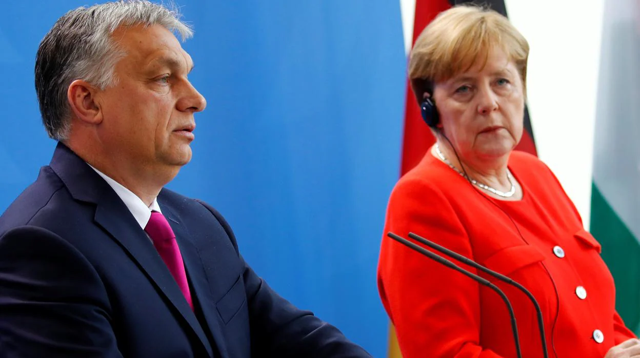 El primer ministro de Hungría, Viktor Orbán, junto a la canciller de Alemania, Angela Merkel