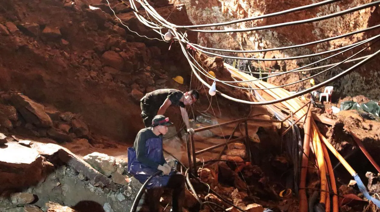 Personal militar tailandés dentro de una parte de la cueva durante las operaciones de rescate