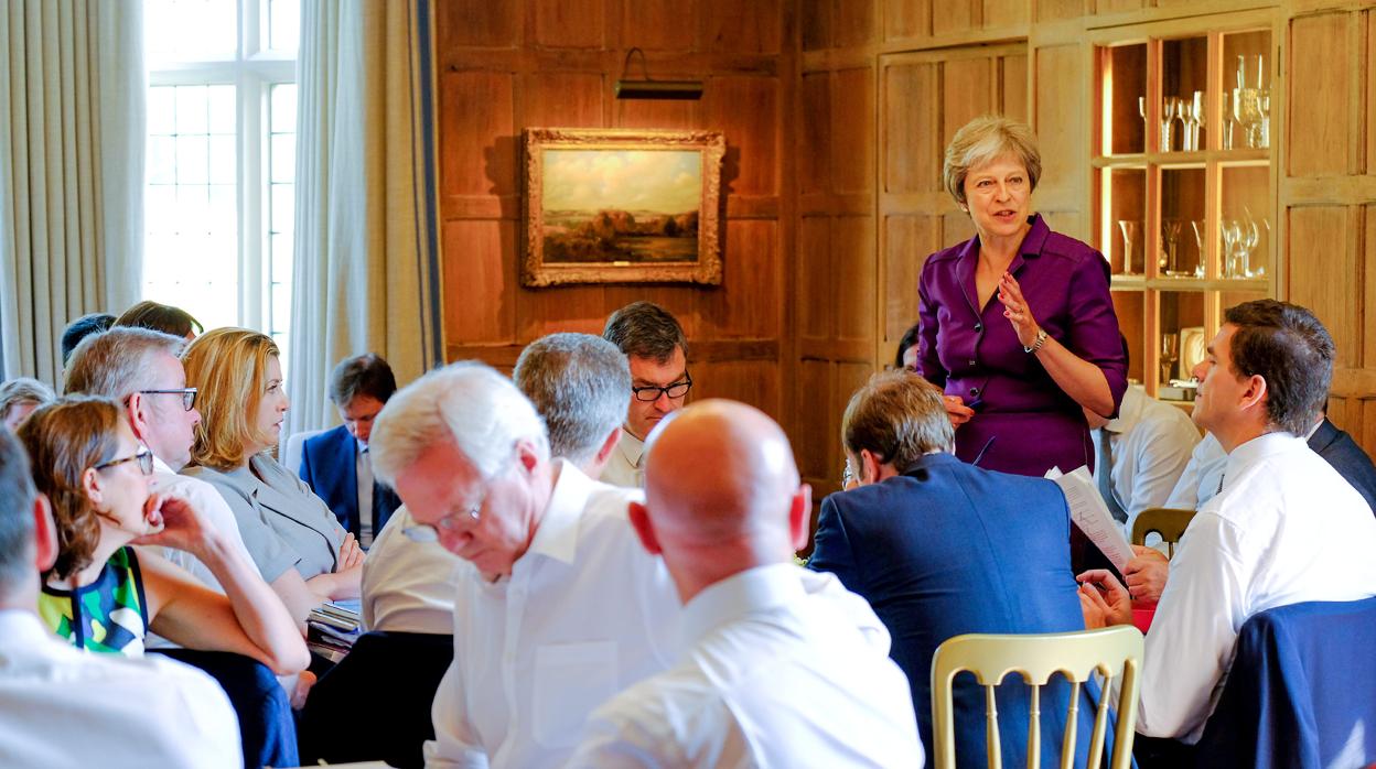 Theresa May se dirige a sus ministros durante la reunión del viernes en Chequers