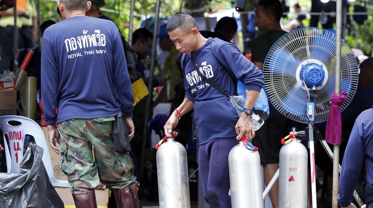 Personal de la Marina tailandesa carga tanques de oxígeno durante las operaciones de rescate
