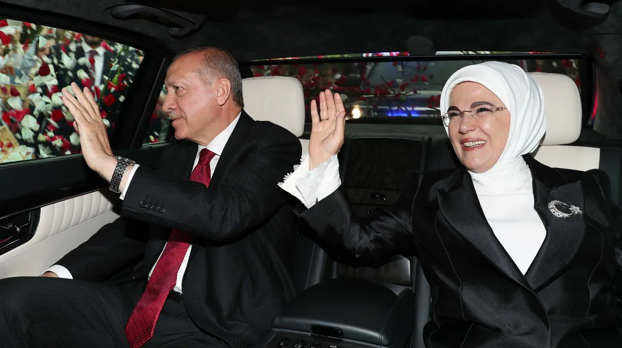 El presidente de Turquía, Recep Tayyip Erdogan, junto a su esposa