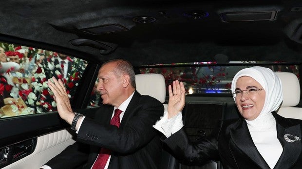 Erdogan, investido presidente de Turquía con plenos poderes ejecutivos