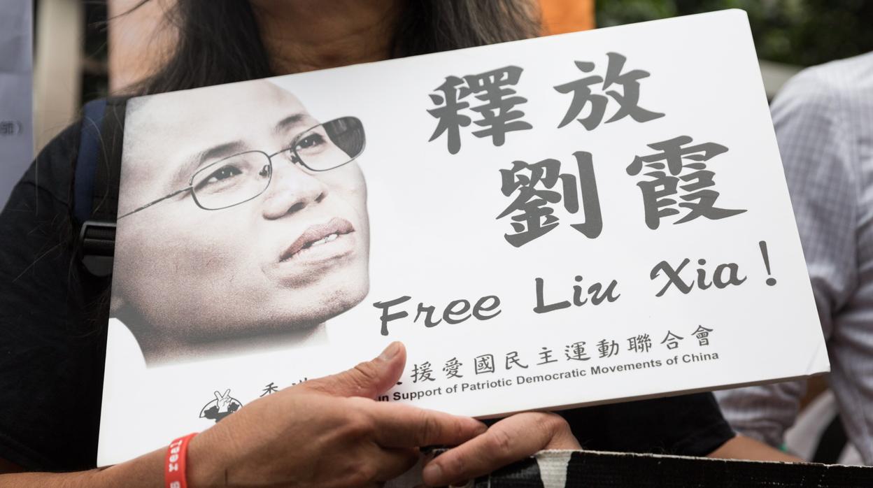 Una activista que muestra su apoyo a Liu Xia, viuda del Nobel de la Paz Liu Xiaobo