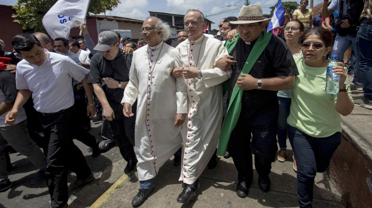 El cardenal Leopoldo Brenes y el obispo Silvio Báez protestan en rechazo a las violentas acciones perpetuadas en la Iglesia de San Sebastián