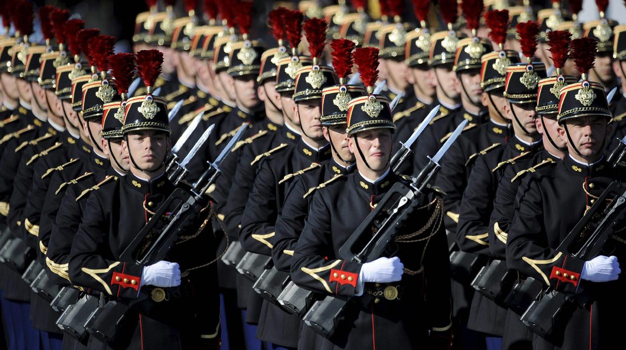 Soldados de la Guardia Republicana durante el tradicional desfile del 14 de julio