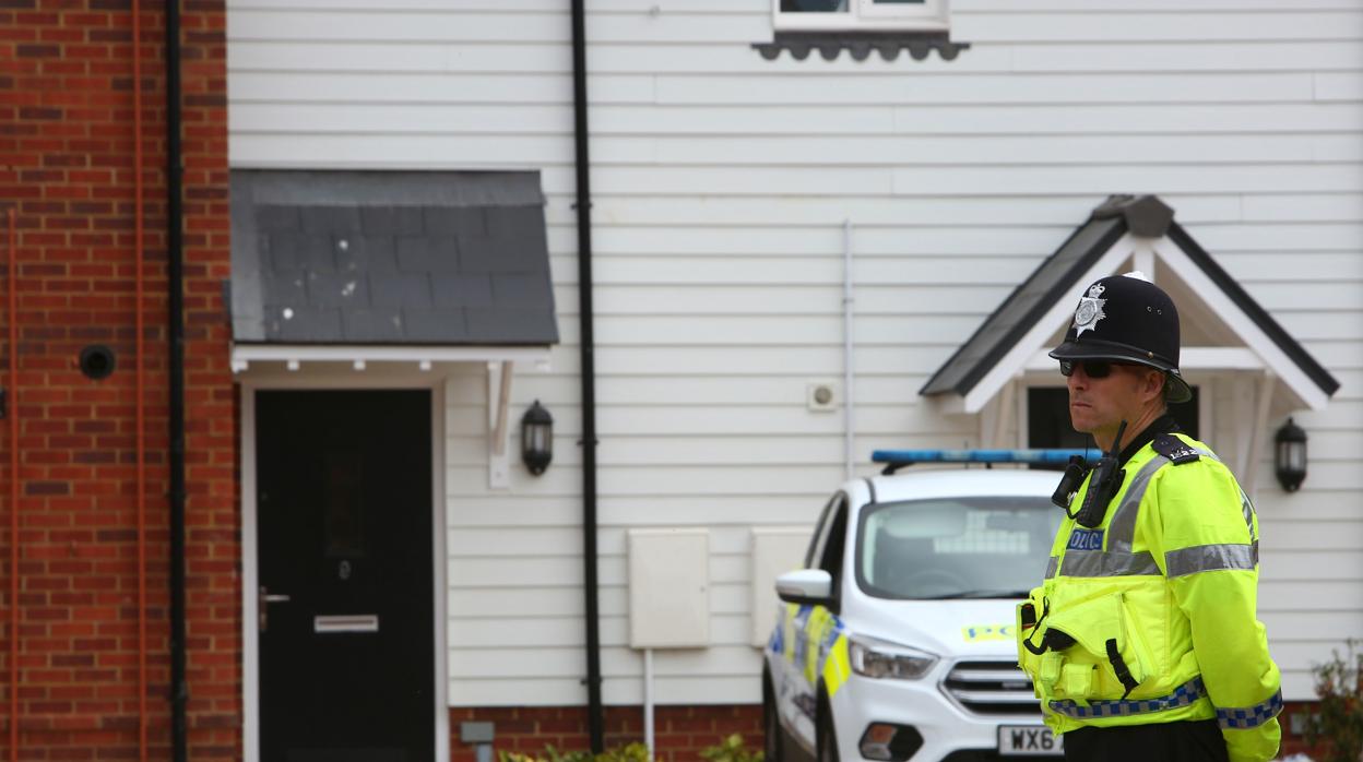 Un agente hace guardia fuera de la casa de Charlie Rowley y de su esposa fallecida Dawn Sutrgess, en Amesbury