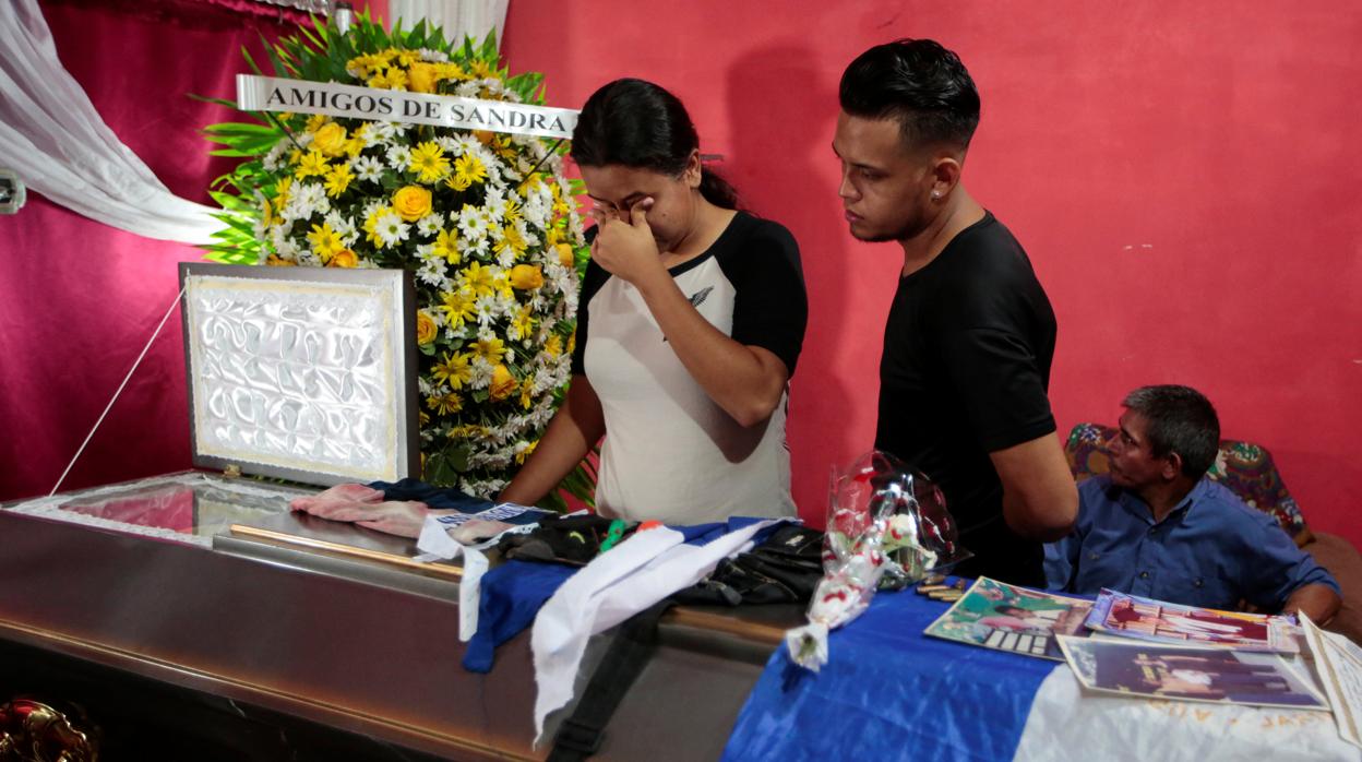 Familiares velan el cuerpo del estudiante Gerald José Vasquez, asesinado en una iglesia de Managua el sábado