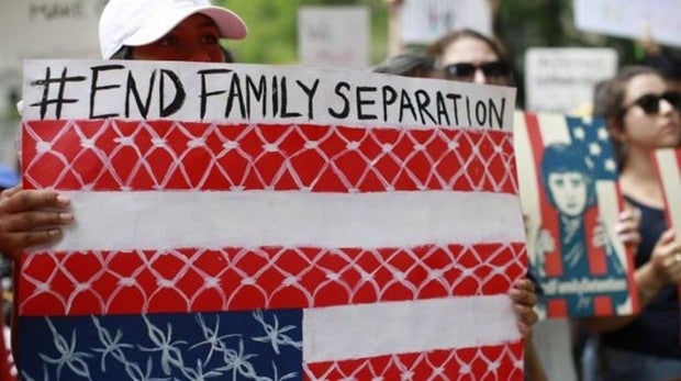 Un juez de EE.UU. suspende temporalmente las deportaciones de las familias de inmigrantes reunidas