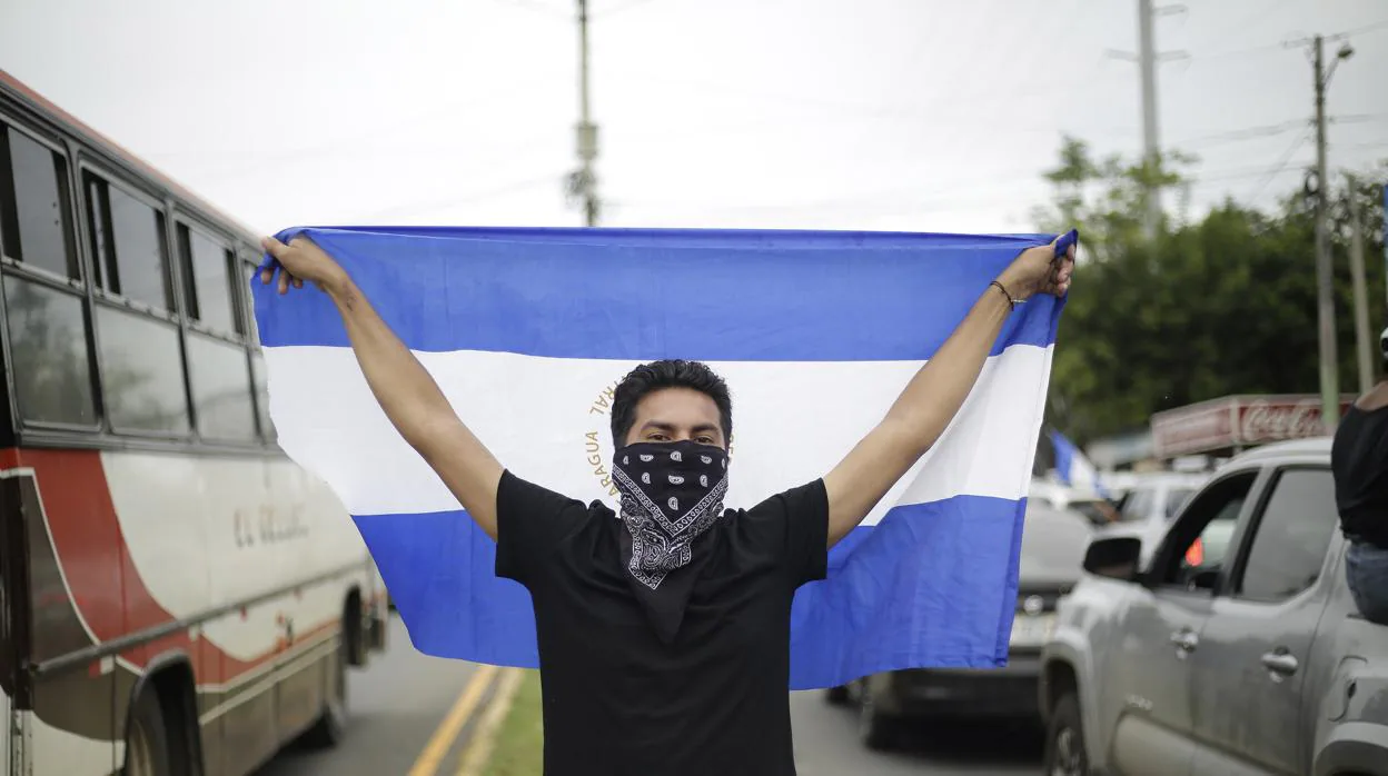 Cientos de personas a bordo de motocicletas, vehículos y camionetas salen de Managua (Nicaragua) hoy, domingo 15 de julio de 2018, rumbo a Masaya, una ciudad que ha sido el símbolo de las protestas contra el Gobierno de Daniel Ortega, y que se encuentra asediada por policías y parapolicías. EFE/Rodrigo Sura