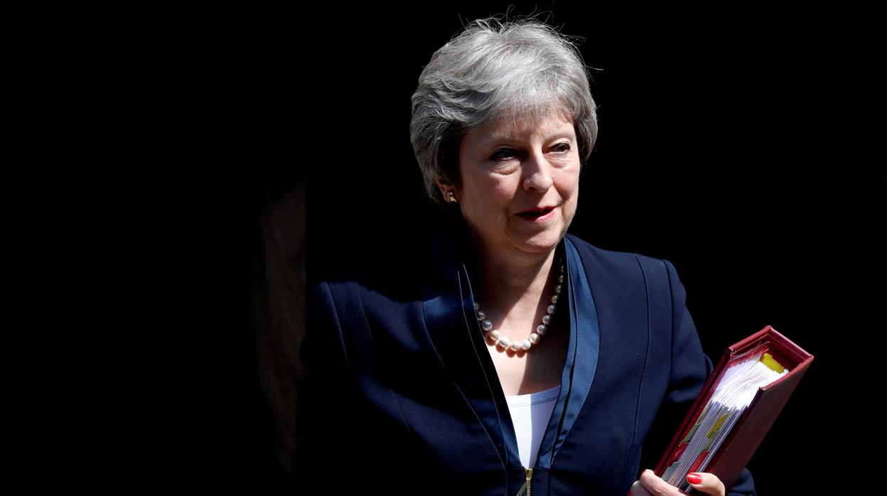 La primera ministra británica Theresa May a la salida de Downing Street en Londres, Reino Unido