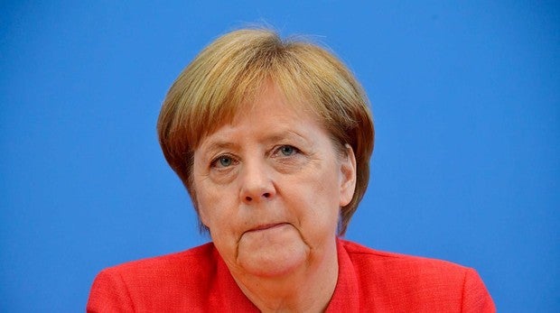 Merkel marca una línea roja a Seehofer