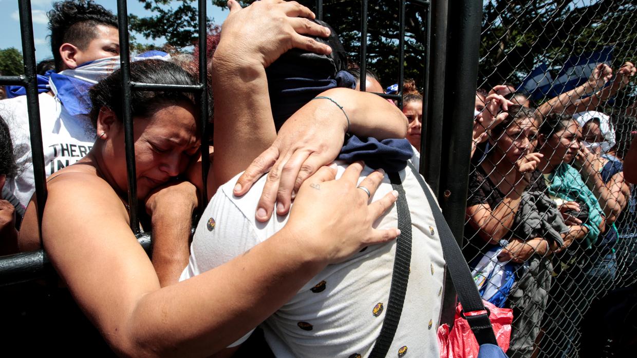 Familiares abrazan a un estudiante liberado que estaba atrincherado en la iglesia