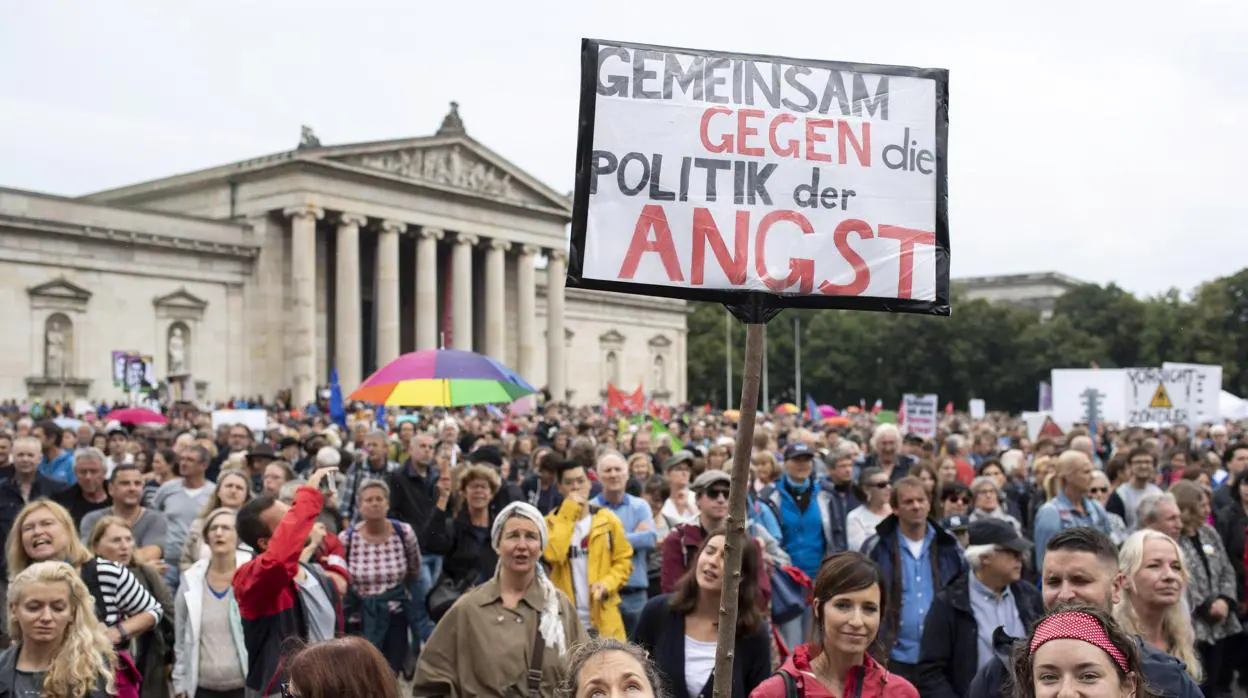 Miles de personas participan en la protesta contra la política de la CSU en Múnich