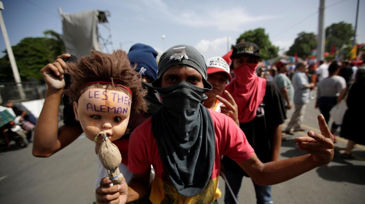 Un seguidor de Daniel Ortega, durante la celebración del 39 aniversario de la victoria sandinista en Nicaragua