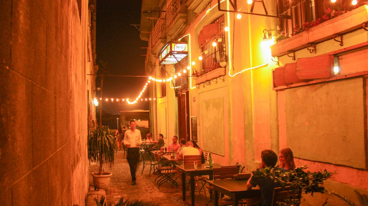 Un Paladar, restaurante privado, en una calle de La Habana Vieja