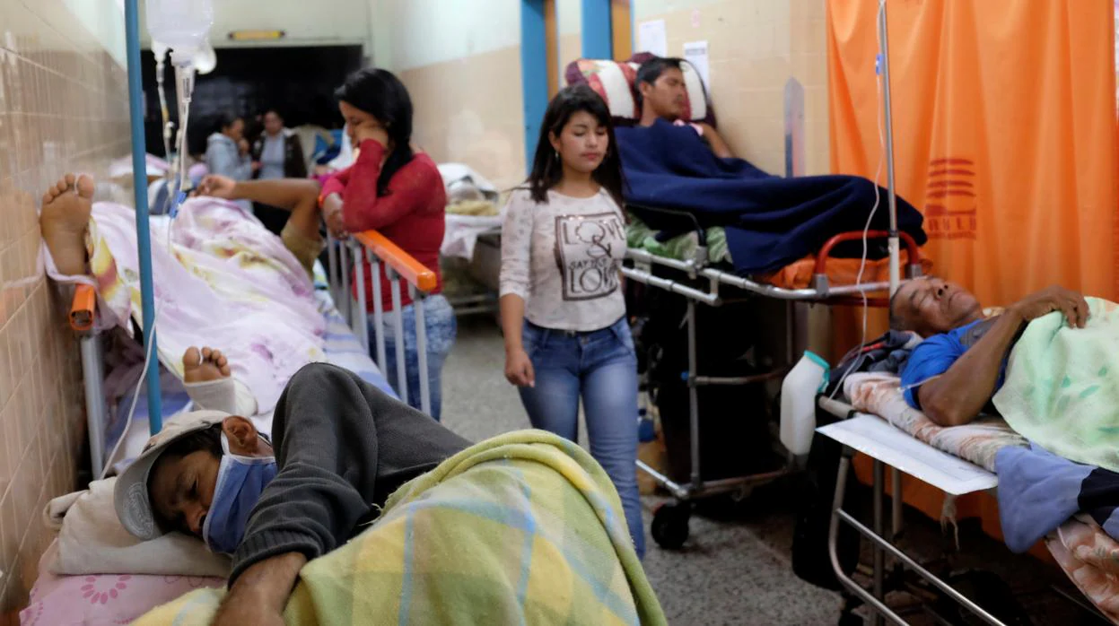 Los pacientes en un pasillo de la sala de urgencias en el hospital de Mérida