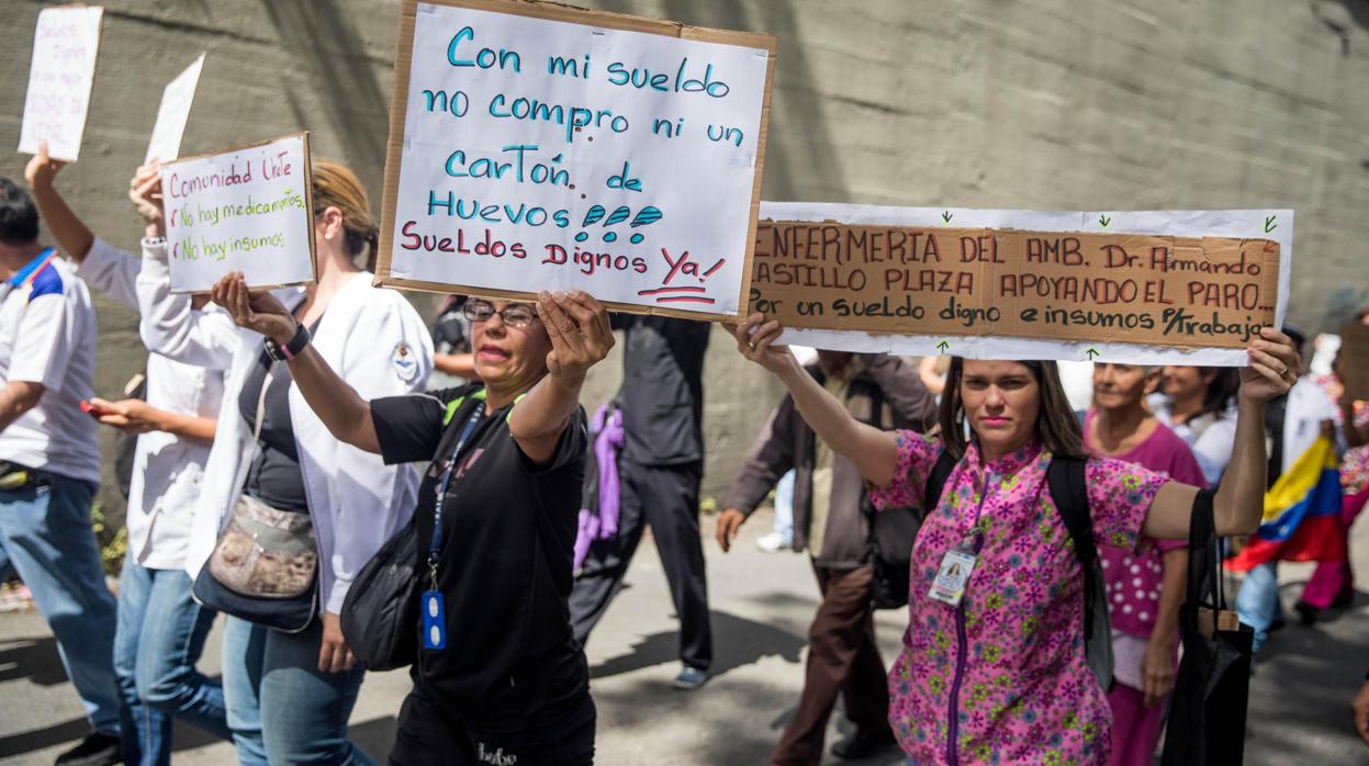 Trabajadores de hospitales protestan por los sueldos precarios que reciben y que no les alcanza para comprar comida