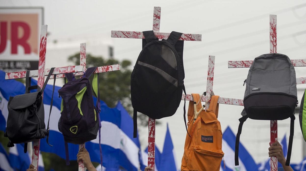 Cruces con mochilas en honor a los estudiantes que han muerto en las manifestaciones contra el presidente Daniel Ortega