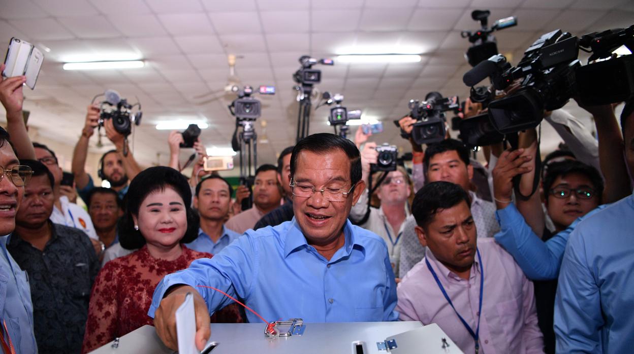 El primer ministro Hun Sen, en el momento de votar