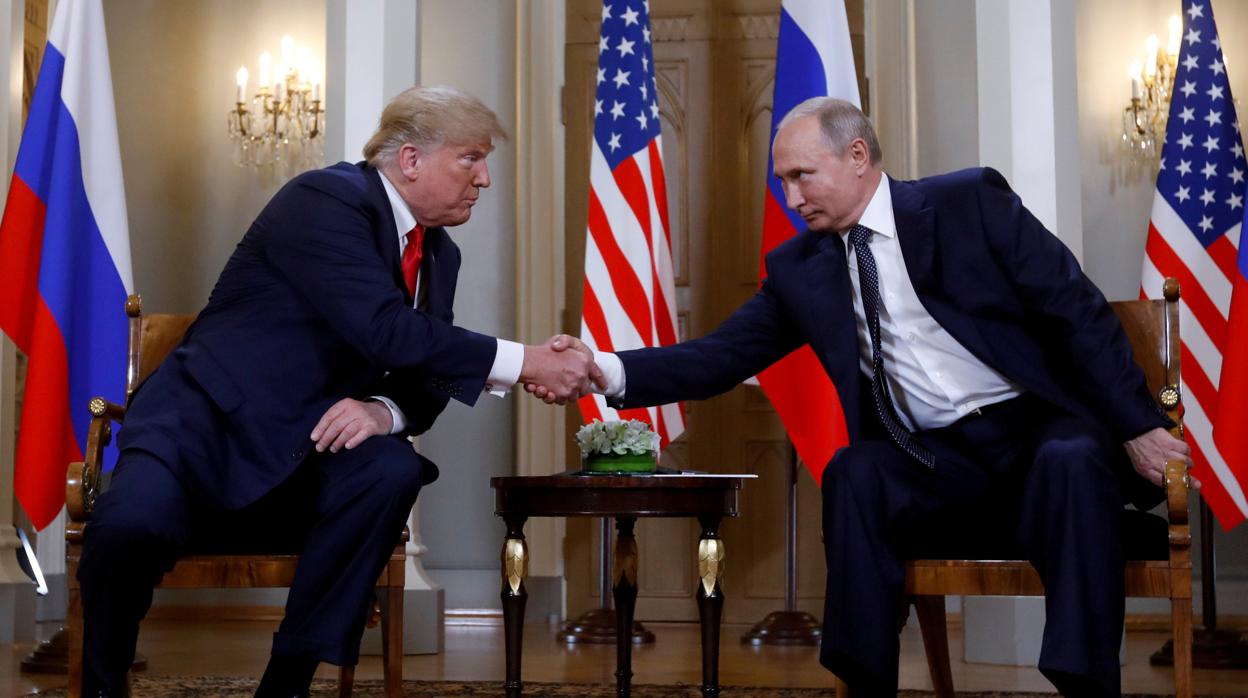 El presidente Trump estrecha la mano de Putin durante su reciente encuentro en Helsinki