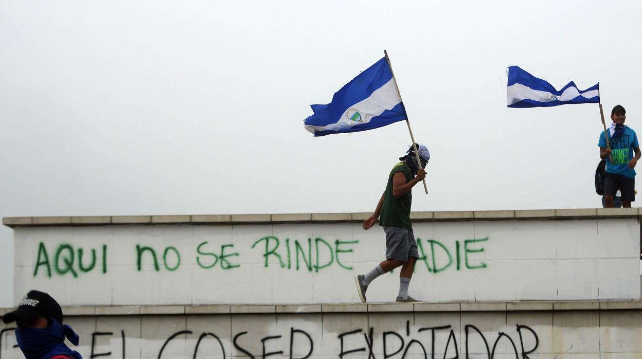 Estudiantes portando la bandera nicaragüense en Managua