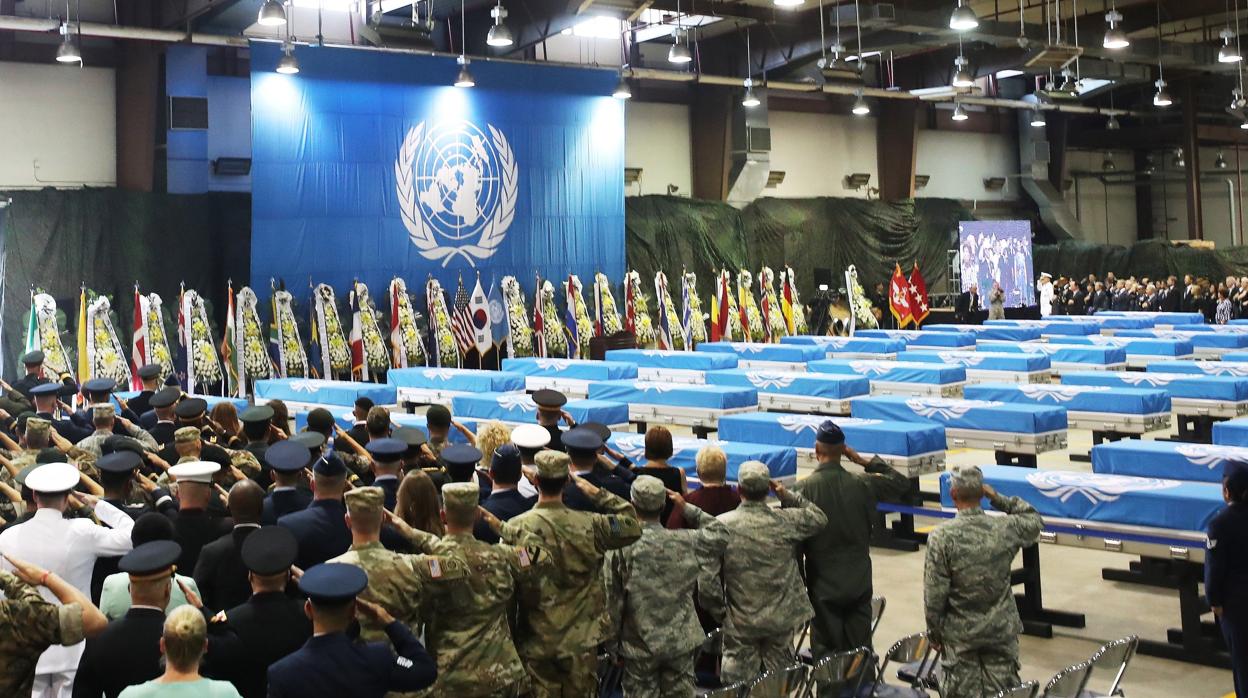 Soldados de EE.UU. ofrecen un saludo militar a los ataúdes de los 55 soldados muertos en la Guerra de Corea