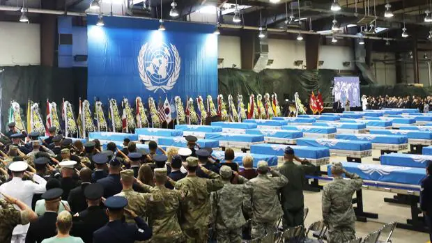 EE.UU. recibe con honores a los 55 soldados entregados por Corea del Norte