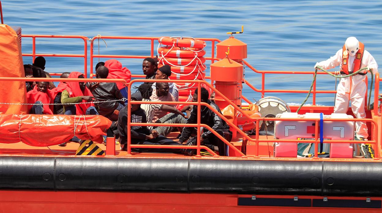 Varias personas recogidas en el Mediterráneo el pasado día 31, de camino al puerto de Algeciras