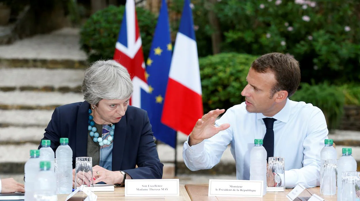 Theresa May y Emmanuel Macron durante la cumbre celebrada en Francia