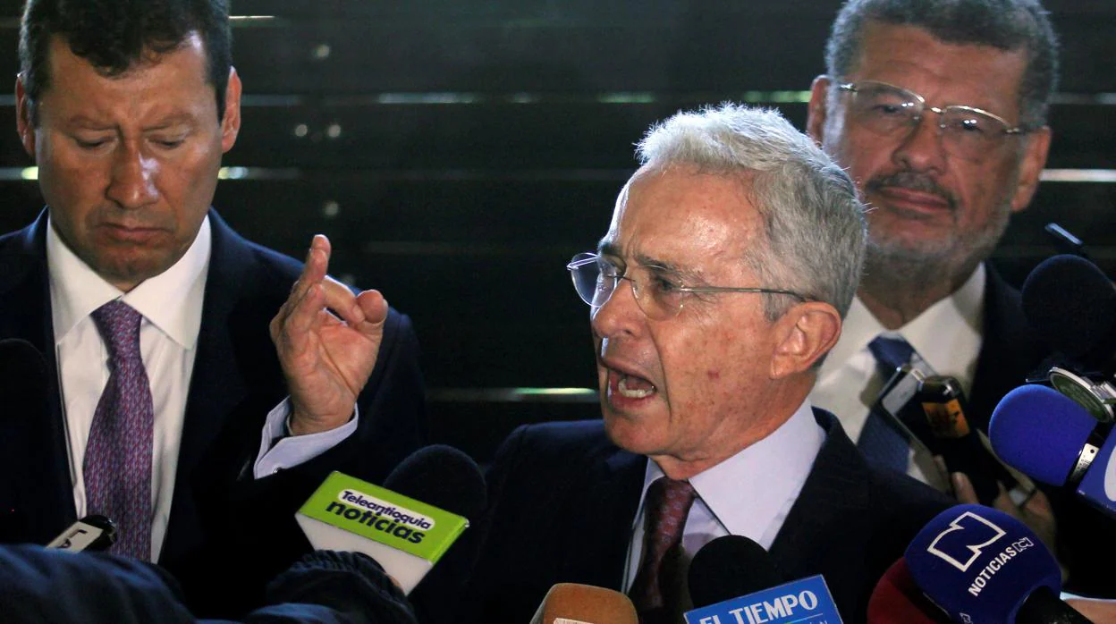 El expresidente Uribe durante una rueda de prensa en Rionegro, Colombia