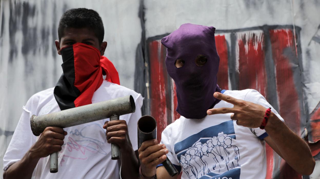 Seguidores de Daniel Ortega, con morteros caseros durante una marcha el pasado 4 de agosto