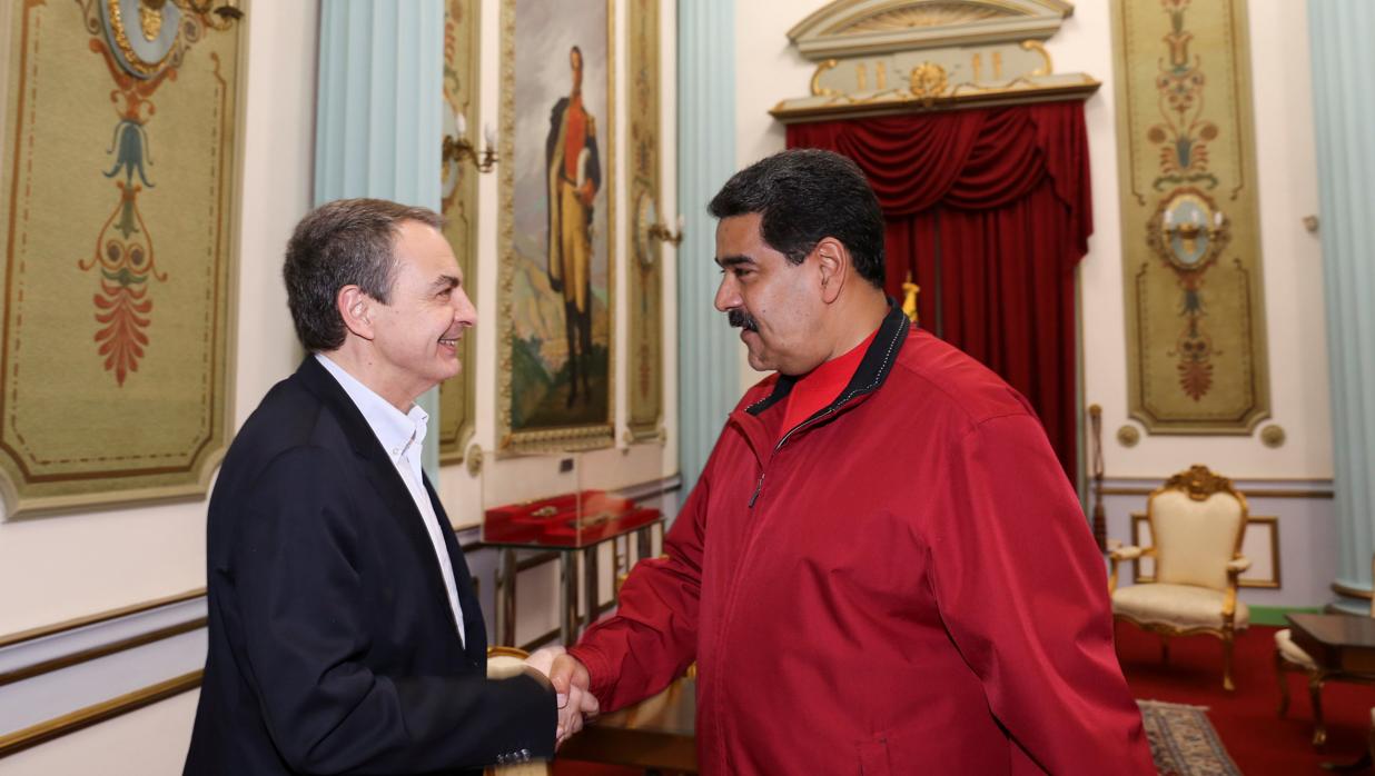 Rodríguez Zapatero saluda a Nicolás Maduro en el Palacio de Miraflores en 2017