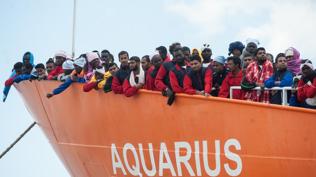 Migrantes a bordo del barco Aquarius
