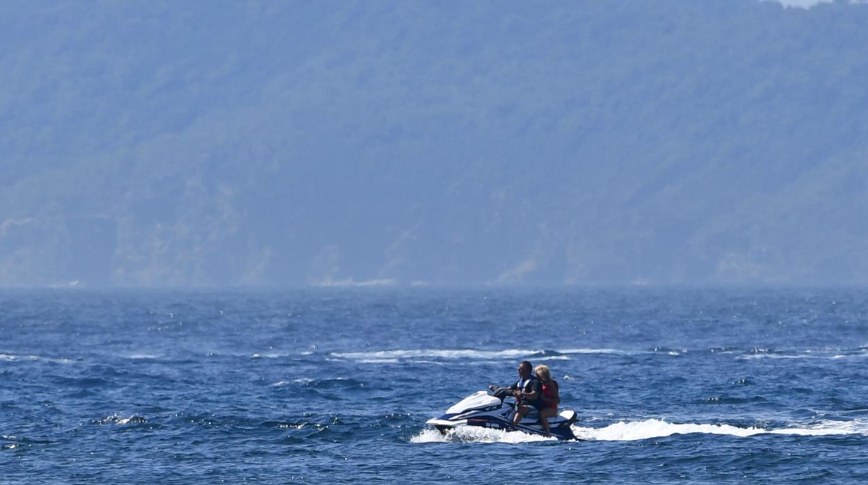 Brigitte Macron, la esposa del presidente francés, viaja como pasajero en la parte trasera de una moto acuática, frente a la costa de Fort de Bregancon