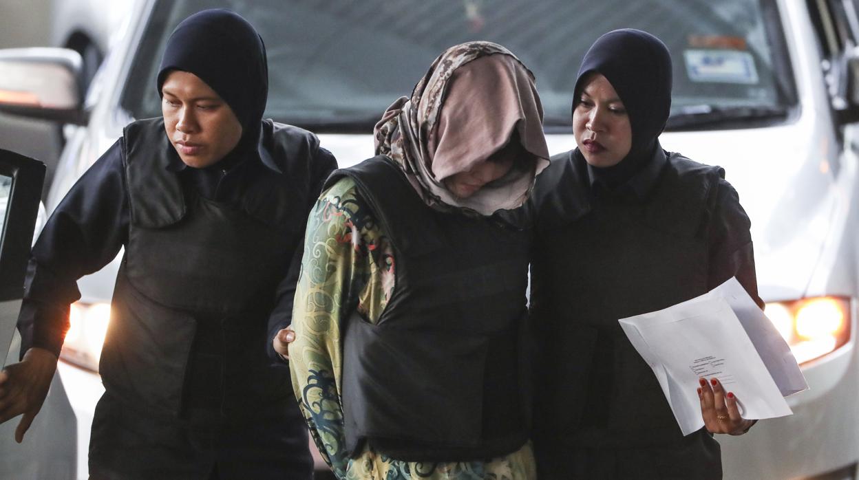 La vietnamita Doan Thi Huong (c), detenida en relación con la muerte de Kim Jong-nam