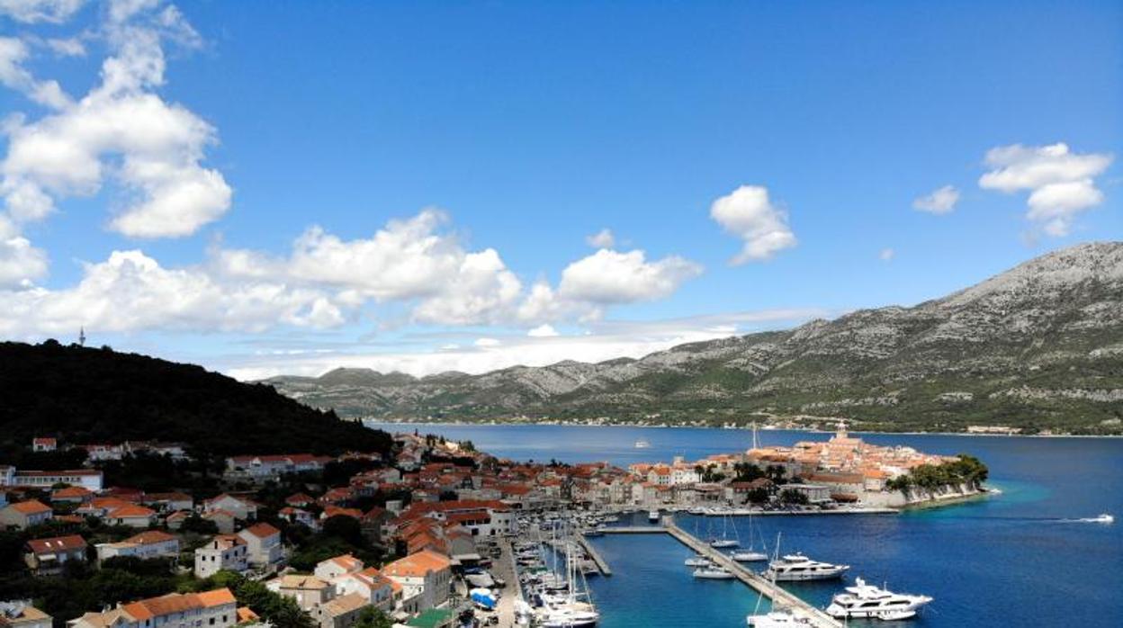 Vista aérea de una ciudad costera de Croacia