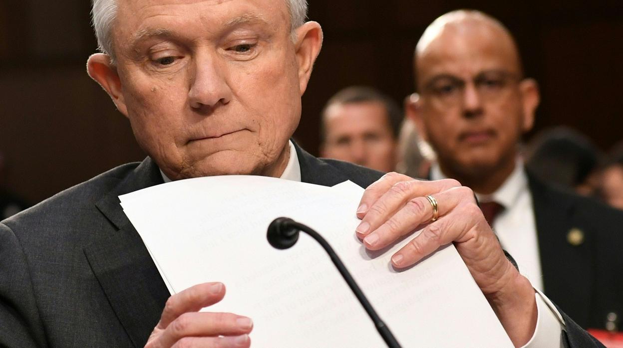 Jeff Sessions testifica en una sesión del comité de inteligencia del Senado de EE.UU.